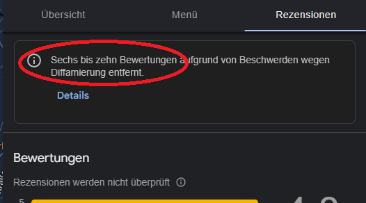 Detail des neuen Google-Hinweises mit rot markiertem Text „Sechs bis zehn Bewertungen aufgrund von Beschwerden wegen Diffamierung entfernt”