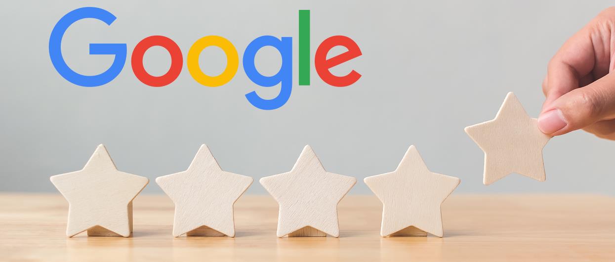 Google Bewertung löschen lassen (Google-Logo mit Holzsternen auf einer Tischplatte)